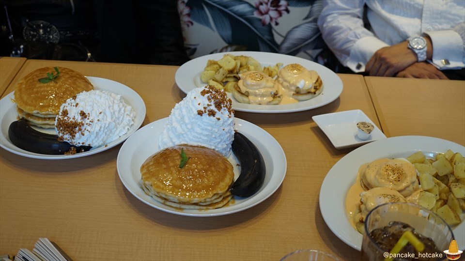 Autumn only! Caramel honey pancakes with homemade raw caramel sauce and black bananas! Eggs 'n Things USJ Mae (Osaka/Universal City) Pancake Man